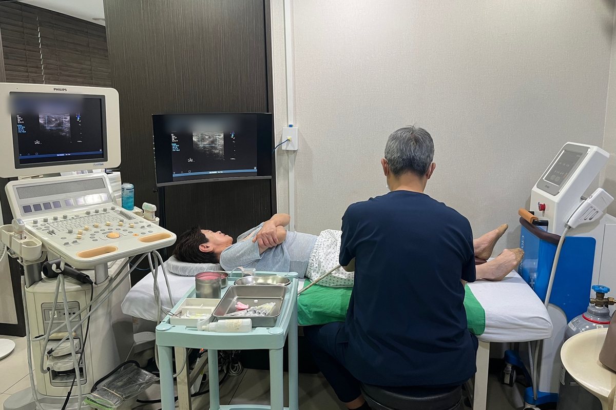 초음파 검사가 진행되는 진료실
