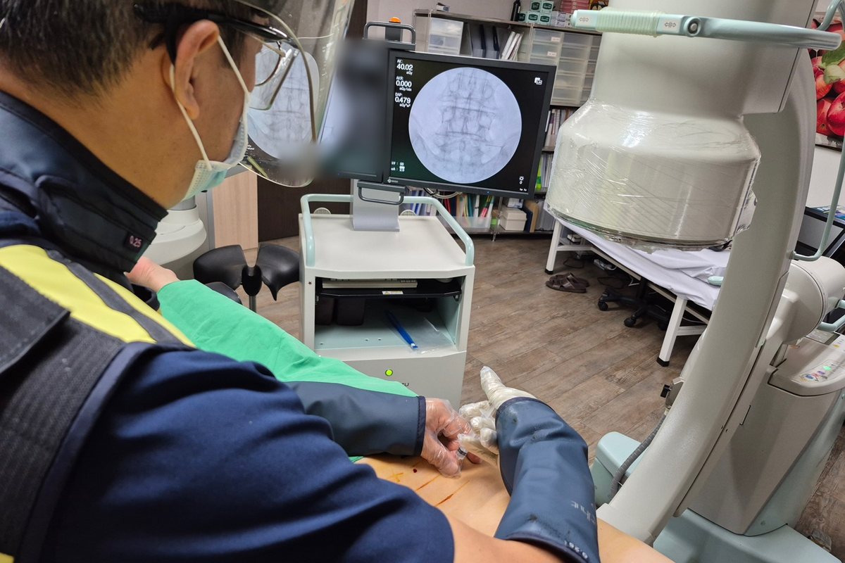 모니터 두 대로 위치를 확인하며 진행하는 C-arm 주사
