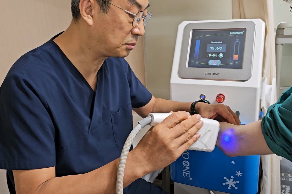 극저온 치료를 진행하는 정형외과 전문의 극저온 치료를 진행하는 정형외과 전문의