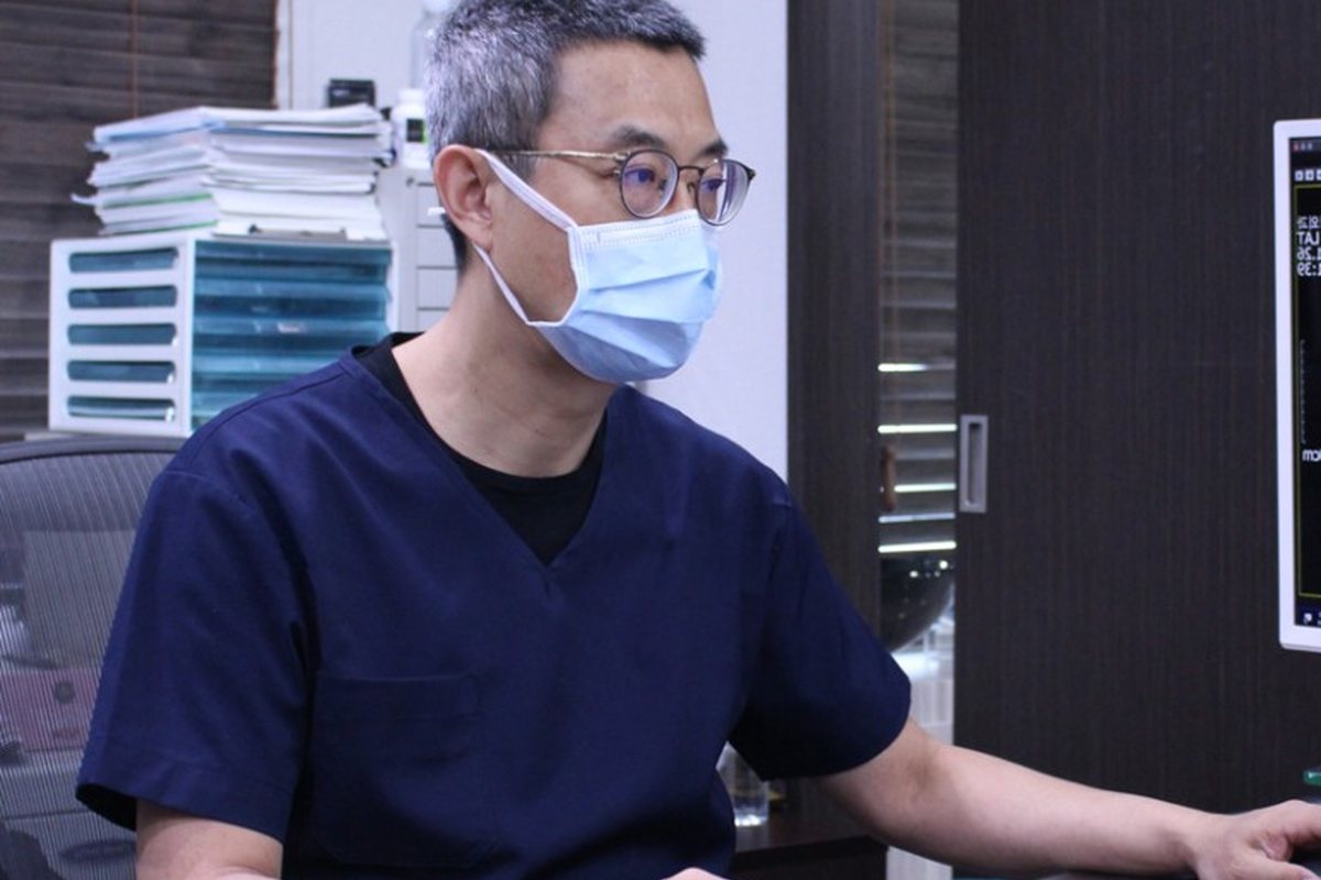 진료실에서 진료 중인 정형외과 전문의 진료실에서 진료 중인 정형외과 전문의